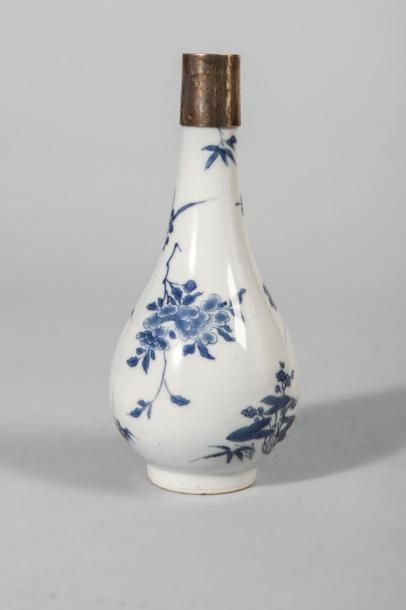 Arts d'Asie Flacon en porcelaine blanche décorée en bleu cobalt sous couverte de...
