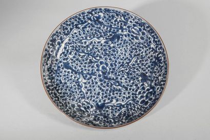 Arts d'Asie Plat en porcelaine décorée en bleu cobalt sous couverte de pivoines stylisées...