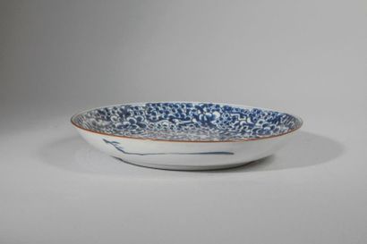 Arts d'Asie Plat en porcelaine décorée en bleu cobalt sous couverte de pivoines stylisées...