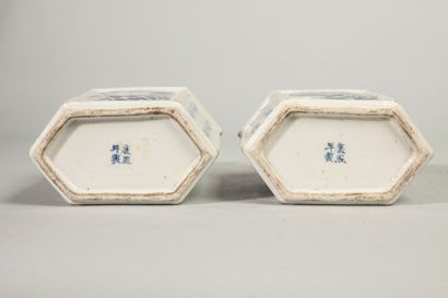 Arts d'Asie Paire de flacons couverts de forme hexagonale en porcelaine blanche décorée...