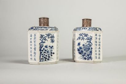 Arts d'Asie Paire de flacons couverts de forme hexagonale en porcelaine blanche décorée...