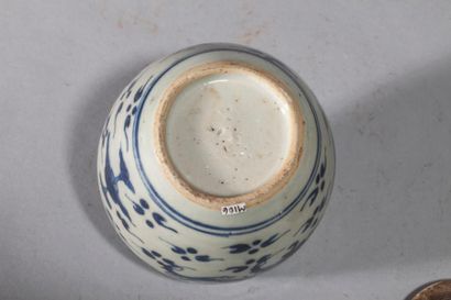 Arts d'Asie Pot en porcelaine blanche décorée en bleu cobalt sous couverte de deux...