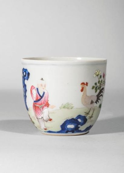 Arts d'Asie Fine coupe en porcelaine de la famille rose à paroi droite sur pied en...