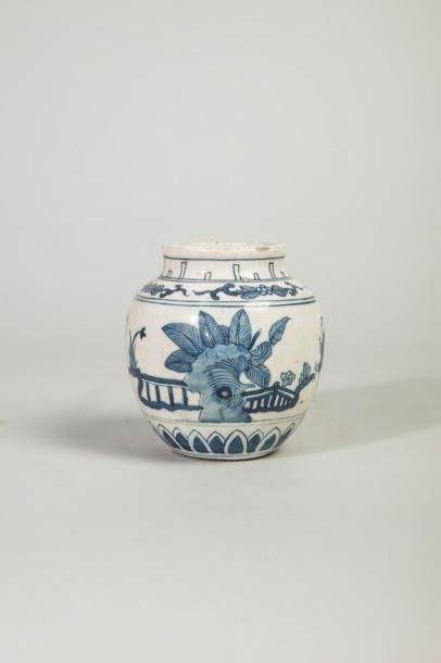 Arts d'Asie Pot en porcelaine blanche décorée en bleu cobalt sous couverte de personnages,...