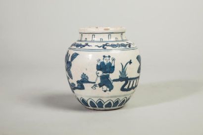 Arts d'Asie Pot en porcelaine blanche décorée en bleu cobalt sous couverte de personnages,...