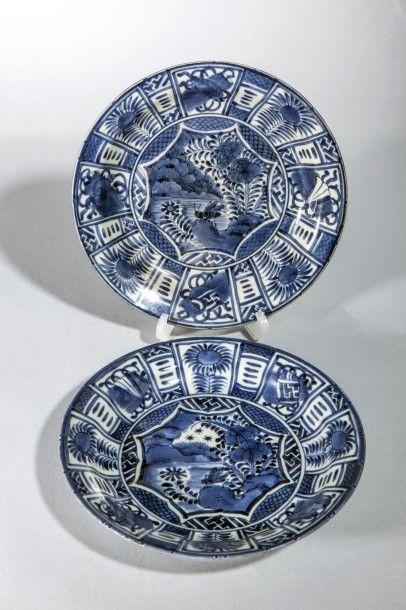 Arts d'Asie Paire d' assiettes Krak en porcelaine blanche décorée en bleu cobalt...