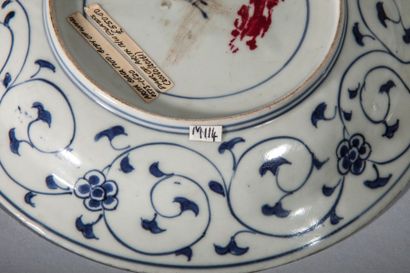 Arts d'Asie Paire d' assiettes Krak en porcelaine blanche décorée en bleu cobalt...