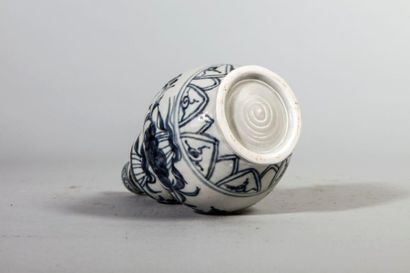 Arts d'Asie Vase double gourde en porcelaine blanche décorée en bleu cobalt sous...