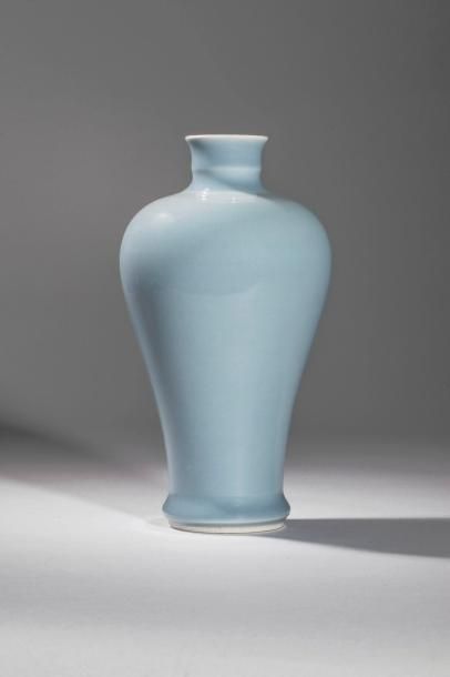 Arts d'Asie Vase meïping en porcelaine à couverte monochrome bleu de poudre. Chine....
