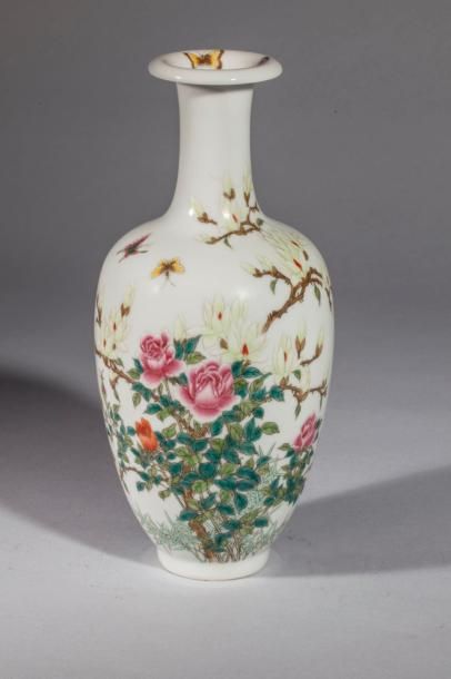 Arts d'Asie Vase balustre en porcelaine famille rose décoré de branches de pivoines...