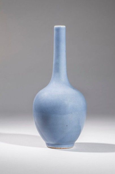 Arts d'Asie Flacon en porcelaine monochrome bleu poudré. Chine. Période Minguo. 22...