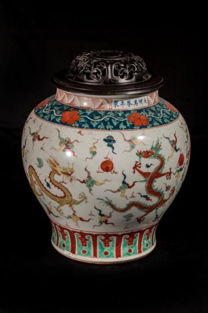 Arts d'Asie Potiche en porcelaine de la famille rose décorée en émaux polychromes...