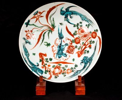 Arts d'Asie Plat en porcelaine de Sawtow décoré en émaux turquoises et corail sur...