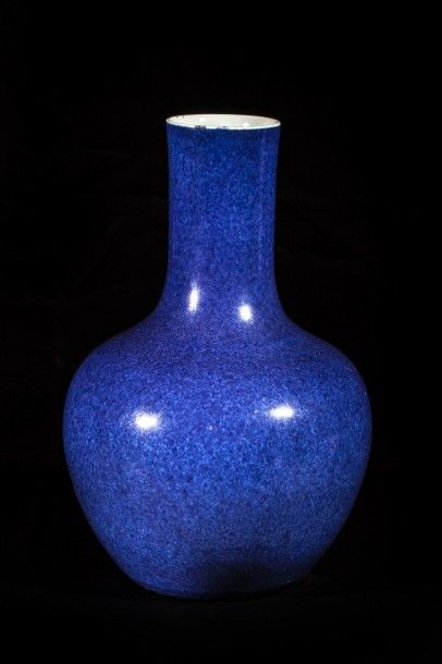 Arts d'Asie Vase à panse globulaire et col droit en porcelaine bleu cobalt poudrée....