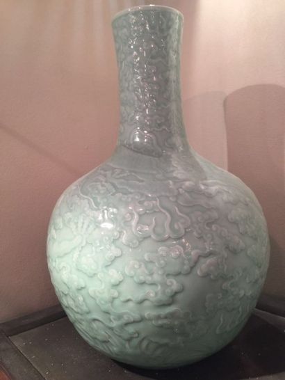Arts d'Asie Important vase globulaire à col droit en porcelaine moulée d'un décor...