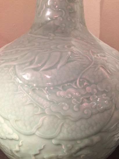 Arts d'Asie Important vase globulaire à col droit en porcelaine moulée d'un décor...