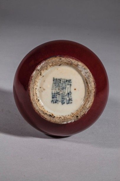 Arts d'Asie Flacon en porcelaine Lang Yao dite sang de bœuf. Chine. Dynastie Qing....