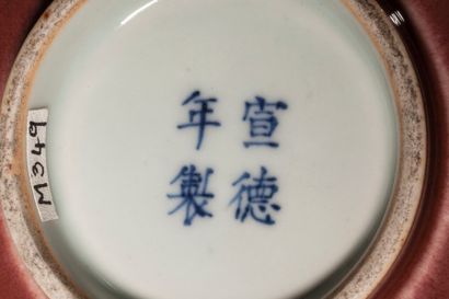 Arts d'Asie Bol sur pied en couronne en porcelaine Lang Yao dite sang de bœuf . Chine....