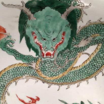 Arts d'Asie Assiette en porcelaine Wuçaï décorée en émaux cinq couleurs sur la couverte...