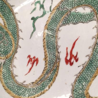Arts d'Asie Assiette en porcelaine Wuçaï décorée en émaux cinq couleurs sur la couverte...