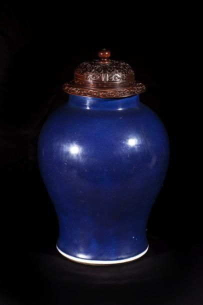 Arts d'Asie Potiche globulaire en porcelaine à glaçure monochrome bleu outremer....