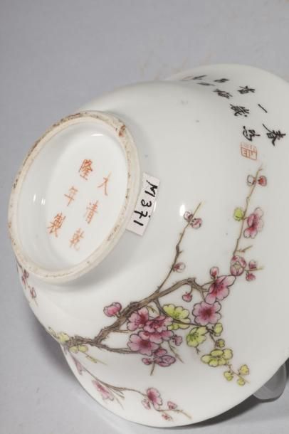 Arts d'Asie Coupe en porcelaine famille rose à décor de branches de prunus chargé...
