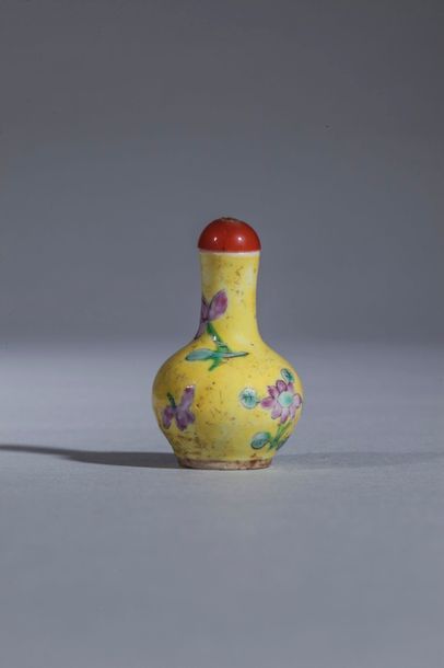 Arts d'Asie Suite de trois petits flacons tabatières en porcelaine famille rose et...