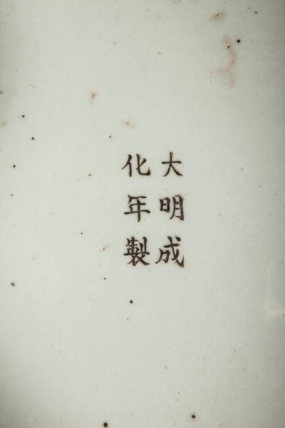 Arts d'Asie Suite de deux pots et de deux plats en porcelaine wucaï décoré en émaux...