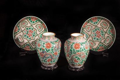 Arts d'Asie Suite de deux pots et de deux plats en porcelaine wucaï décoré en émaux...