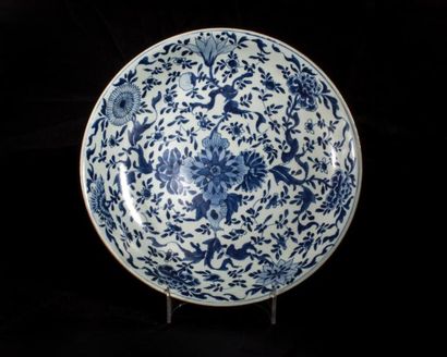 Arts d'Asie Plat en porcelaine blanche décorée en bleu cobalt sous couverte de motifs...