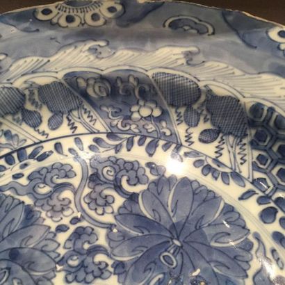 Arts d'Asie Plat à marli polylobe en porcelaine blanche décorée en bleu cobalt sous...