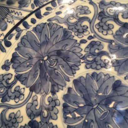 Arts d'Asie Plat à marli polylobe en porcelaine blanche décorée en bleu cobalt sous...