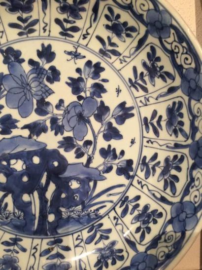 Arts d'Asie Plat kraak en porcelaine blanche décorée en bleu cobalt sous couverte...