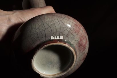 Arts d'Asie Vase langyao à large panse et col droit en porcelaine à glaçure monochrome...