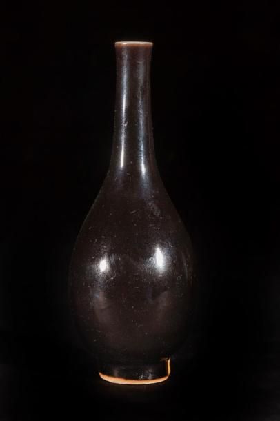 Arts d'Asie Petit vase flacon en porcelaine à glaçure aubergine . Chine. Dynastie...