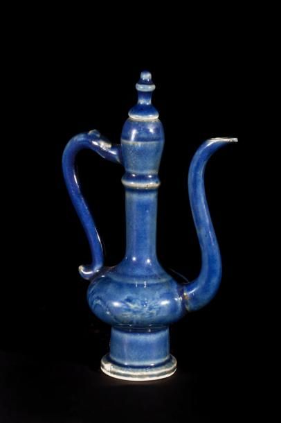 Arts d'Asie Samovar miniature en porcelaine monochrome bleu outremer. Chine. Dynastie...