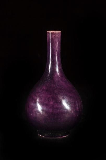 Arts d'Asie Vase miniature piriforme à col droit à glaçure monochrome aubergine....