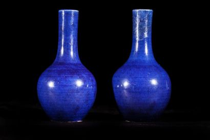 Arts d'Asie Paire de vases miniatures en porcelaine à glaçure monochrome bleue outre...
