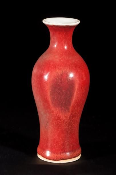 Arts d'Asie Vase balustre miniature langyao en porcelaine à glaçure monochrome sang...