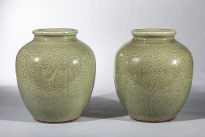 Arts d'Asie Paire de pots en porcelaine du lonquan décorée en incision sous glaçure...