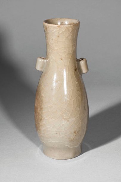 Arts d'Asie Vase de forme Hu serti de deux anneaux cylindriques en porcelaine à glaçure...