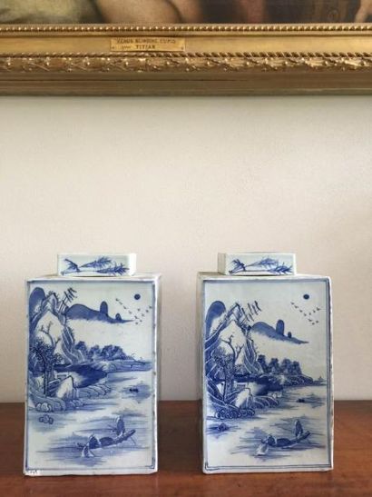 Arts d'Asie Deux paires de pots quadrangulaires en porcelaine blanche décorée en...