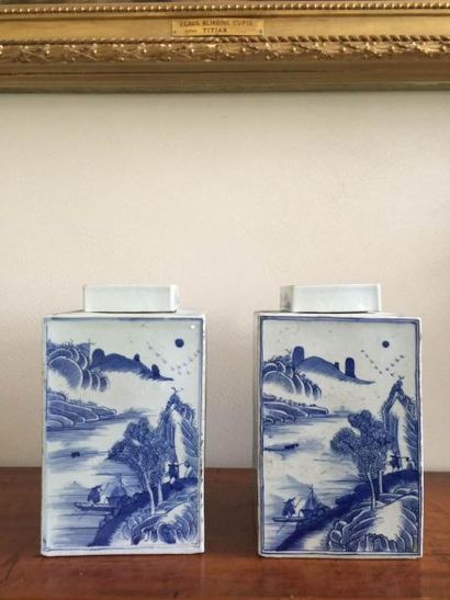 Arts d'Asie Deux paires de pots quadrangulaires en porcelaine blanche décorée en...