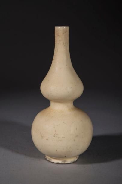 Arts d'Asie Vase double gourde en porcelaine à glaçure monochrome blanche. Chine....