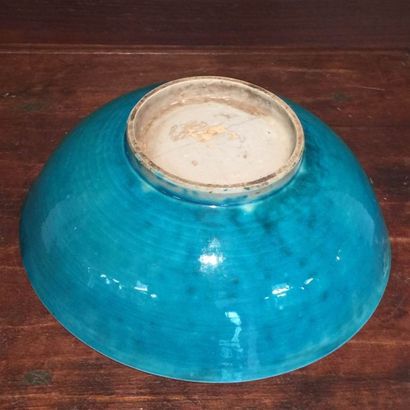 Arts d'Asie Coupe en porcelaine à glaçure monochrome turquoise. Chine. Dynastie Qing....