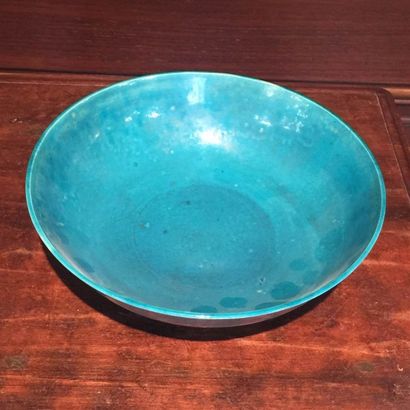 Arts d'Asie Coupe en porcelaine à glaçure monochrome turquoise. Chine. Dynastie Qing....