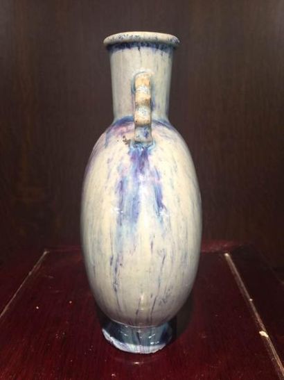 Arts d'Asie Flasque sur piédouche sertie d'une paire d'anses à l'épaulement en porcelaine...