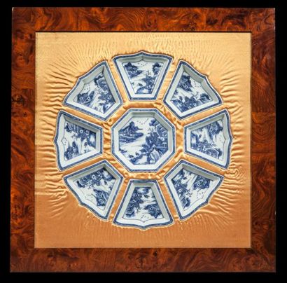 Arts d'Asie Présentoir composé de neuf coupelles en porcelaine blanche décoré en...
