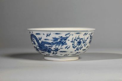 Arts d'Asie Coupe sur pied en couronne en porcelaine blanche décorée en bleu cobalt...
