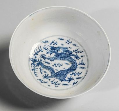 Arts d'Asie Coupe sur pied en couronne en porcelaine blanche décorée en bleu cobalt...